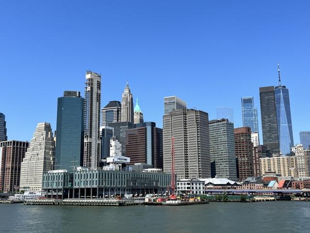 Lower Manhattan skyline and One World Trade Center from the East River