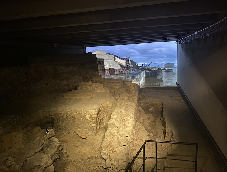 Notre Dame Outdoor Walking Tour with Crypt Entry